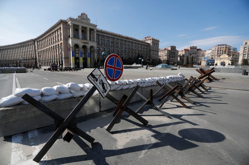 Baricade instalate pentru a bloca avansul tancurilor | Foto: EPA
