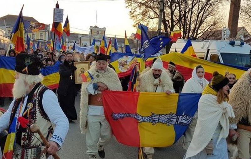 Mesaje unioniste, scandate de sute de participanţi la "Marşul Unirii" din Alba Iulia
