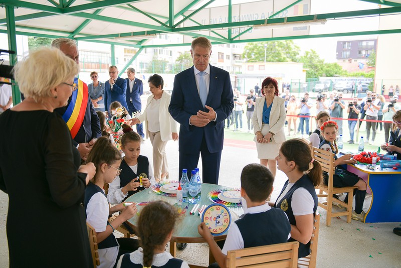 Klaus Iohannis în timpul vizitei la Școala nr. 11 din Buzău. Foto: presidency.ro