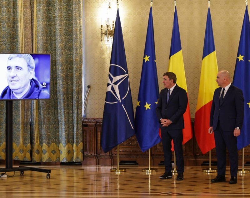 Gheorghe Hagi, decorat la Cotroceni de Ilie Bolojan: „Am muncit 50 de ani pentru acest moment”