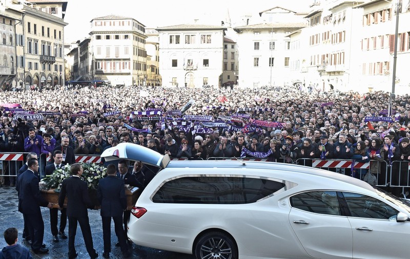 Momente emoționante la înmormântarea lui Davide Astori. 10.000 de oameni, la funeralii. Soției Francesca i s-a făcut rău! Tătărușanu și Ianis Hagi, în Piața Santa Croce | FOTO&VIDEO