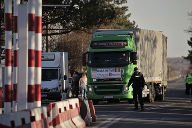 Unul din camioanele care transportă provizii. Foto: Dumitru Angelescu