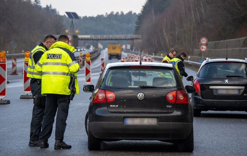 Un șofer român a fost oprit de polițiști pe autostradă, arestat pe loc și va sta în închisoare până de Anul Nou, în Germania