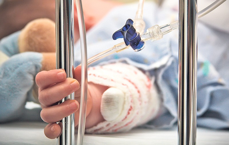 Copil tratat cu ciocolată de medicii din Iași, pentru a putea trăi. Băiețelul de patru ani cântărește cât un bebeluș