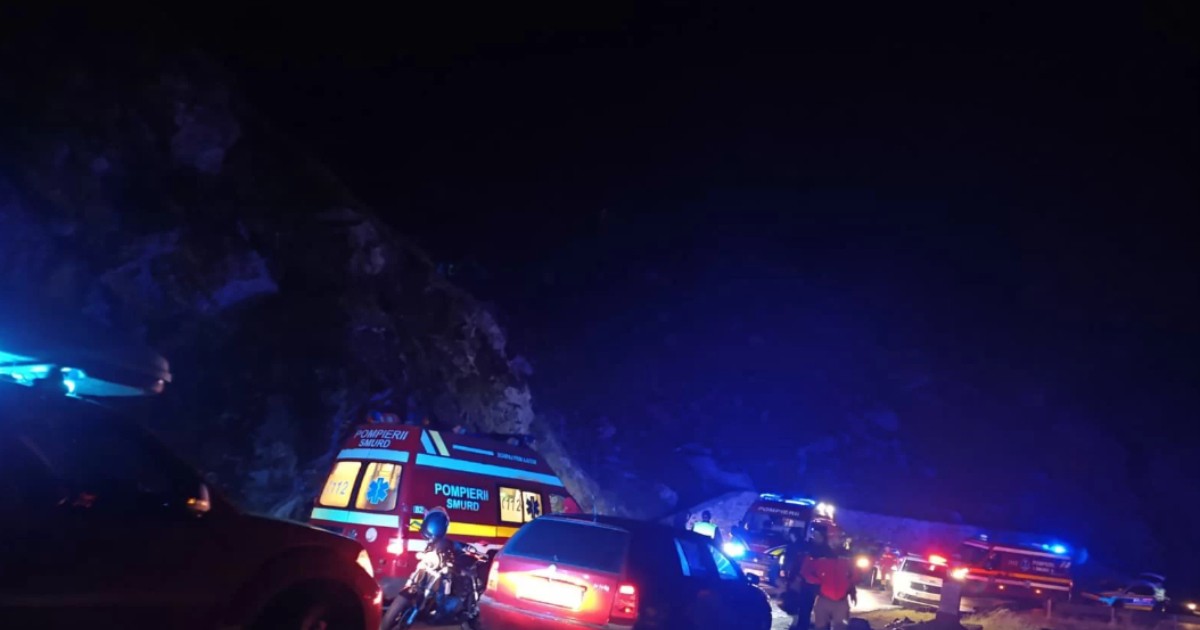 Ambulanțe și mașini de poliție venite la locul accidentului de pe Transfărăgărșan, 14 septembrie 2025