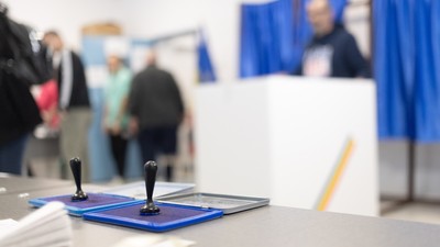 Democrația a fost în declin în România în 2025. Lipsa explicațiilor după anularea alegerilor prezidențiale, principalul motiv