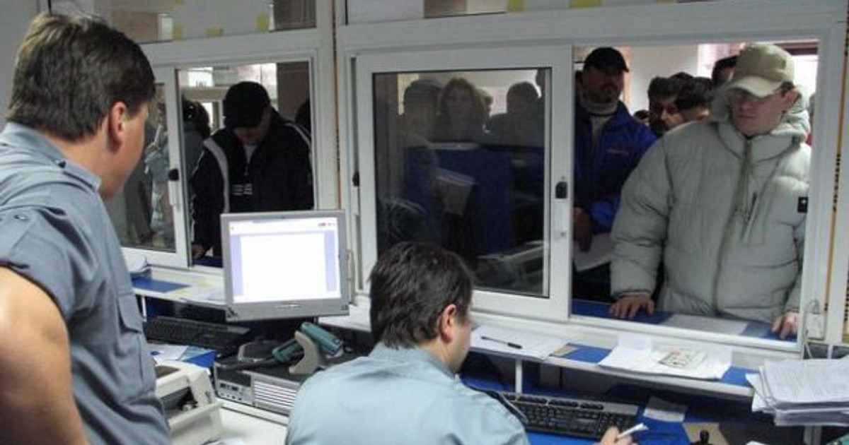 Şeful Direcţiei Regim Permise de Conducere şi Înmatriculări Vehicule (DRPCIV), Florin Catană, a explicat de ce a cedat serverul instituţiei şi toate ghişeele au fost închise joi.