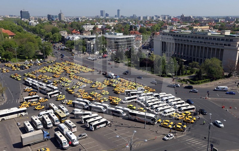 Taximetriștii dau în judecată companiile care au dezvoltat aplicațiile de taxi Star și Clever