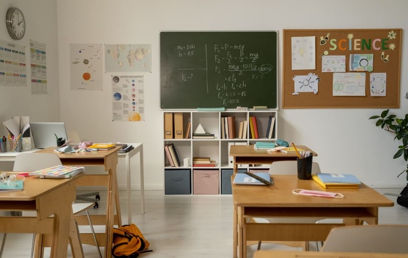 Tabla neagră cu cretă – instrumentul clasic pentru lecții interactive