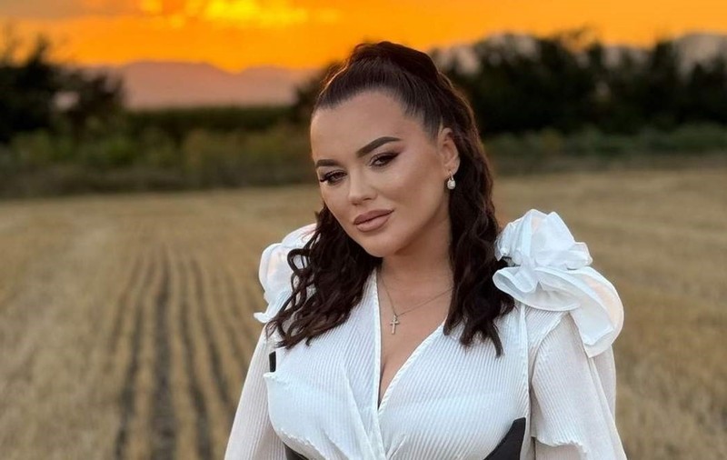 Ce bolid de lux și-a cumpărat Carmen de la Sălciua. Imagini cu noua achiziție a artistei de muzică populară