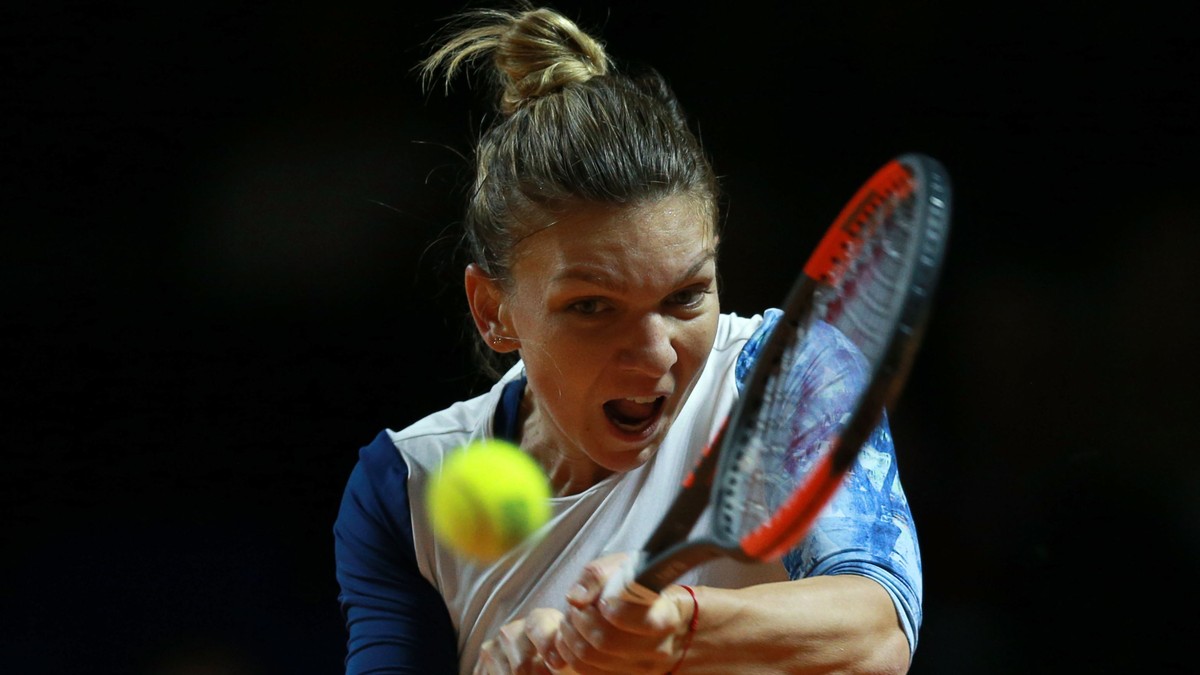 Simona Halep returnează mingea în terenul adversarei, în timpul meciului cu Barbora Strycova de la Stuttgart. (FOTO: HEPTA)