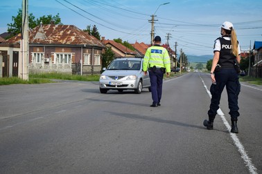 Cum poti sa devii un politist. Doi politisti de la rutiera opresc o masina
