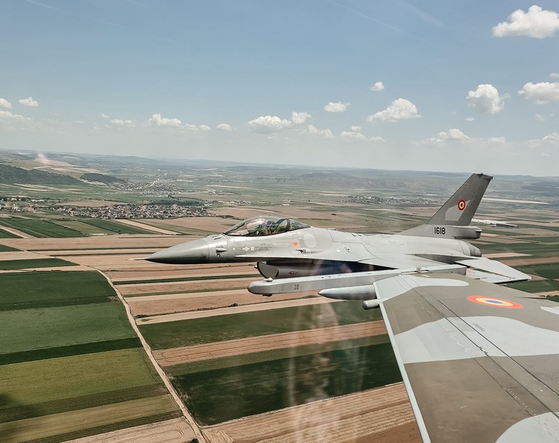 Alte trei avioane F-16 cumpărate din Norvegia au ajuns în România. Cât au costat avioanele care fac tranziția spre F35