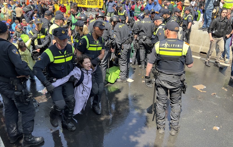 1.500 de activiști climatici au fost arestați la Haga, după ce au blocat o autostradă. Poliția a reținut inclusiv o vedetă din Game of Thrones