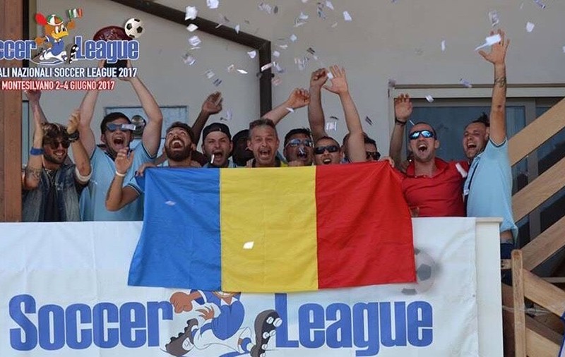 Naționala de tineret  înconjurată de români în Italia