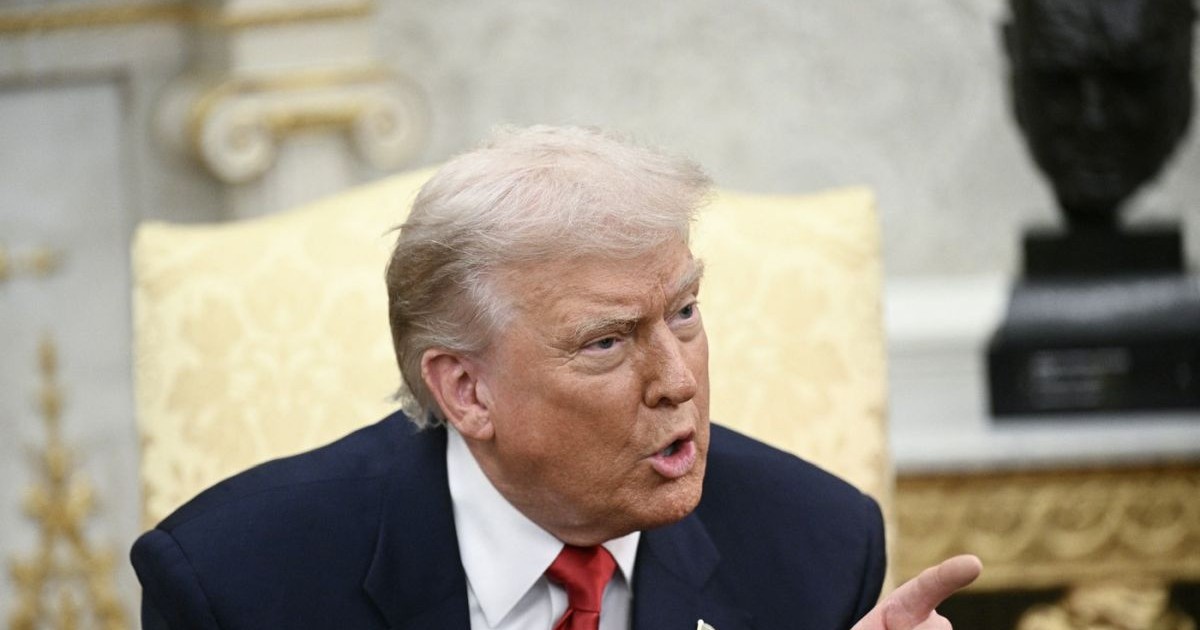 Donald Trump arată cu degetul în timp ce vorbește într-o conferință de presă la Casa Albă, 18 noiembrie 2025