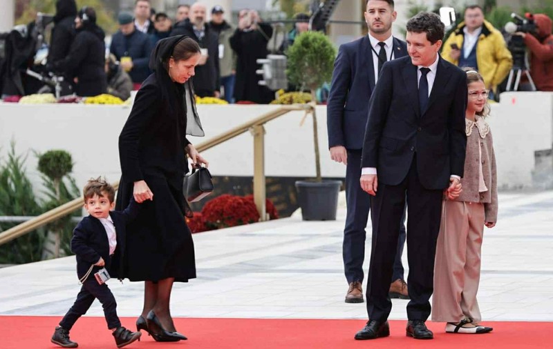 Fiul lui Nicușor Dan, moment amuzant la sfințirea Catedralei Mântuirii Neamului. Gestul micuțului l-a făcut pe președintele României să râdă
