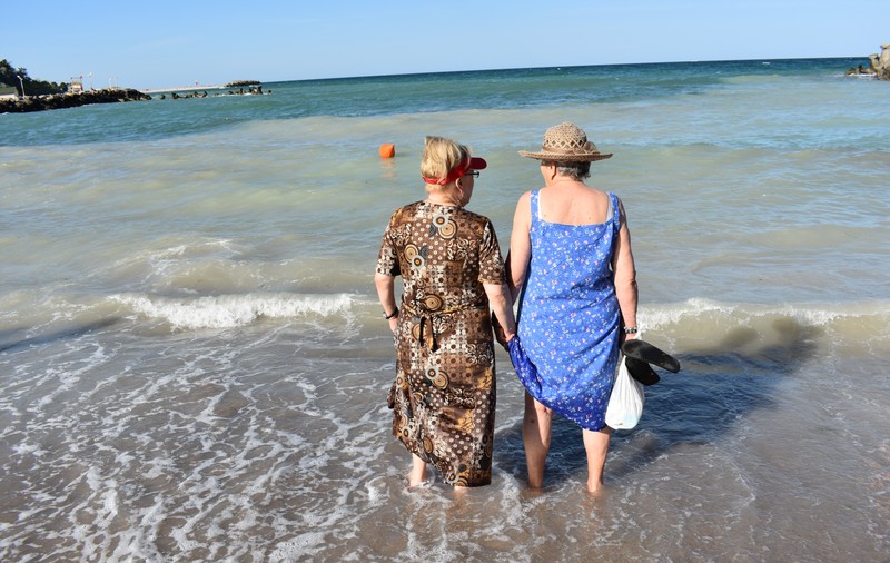 VIDEO/ Bătrânii și marea. Pensionarii care n-au fost nicăieri, niciodată au plecat în primele vacanțe din viața lor