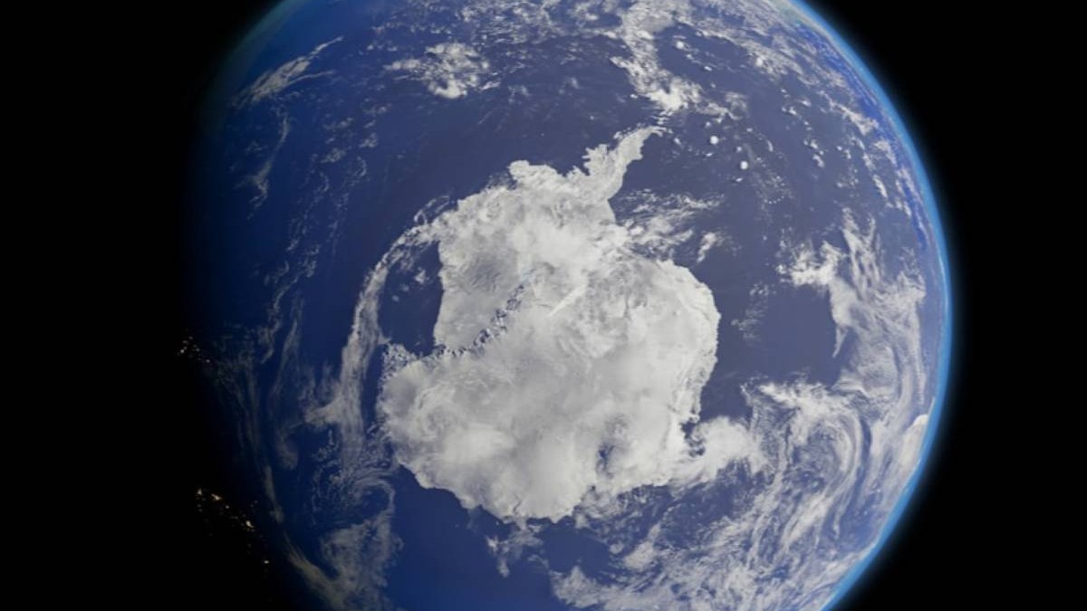 În 1987, lumea s-a temut de un dezastru și a interzis gazele toxice. Ce se întâmplă după 40 de ani cu gaura din stratul de ozon de deasupra Antarcticii. Sursă foto: Shutterstock