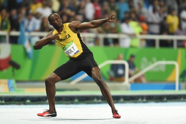 Usain Bolt și poziția ”marcă înregistrată” de la sfârșitul curselor câștigate. (FOTO: EPA)