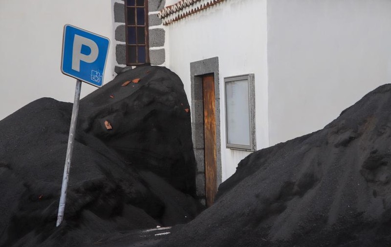 Oamenii din La Palma nu știu cum să scape de cenușa vulcanică rămasă după cele 95 de zile de erupție. „E o luptă continuă”