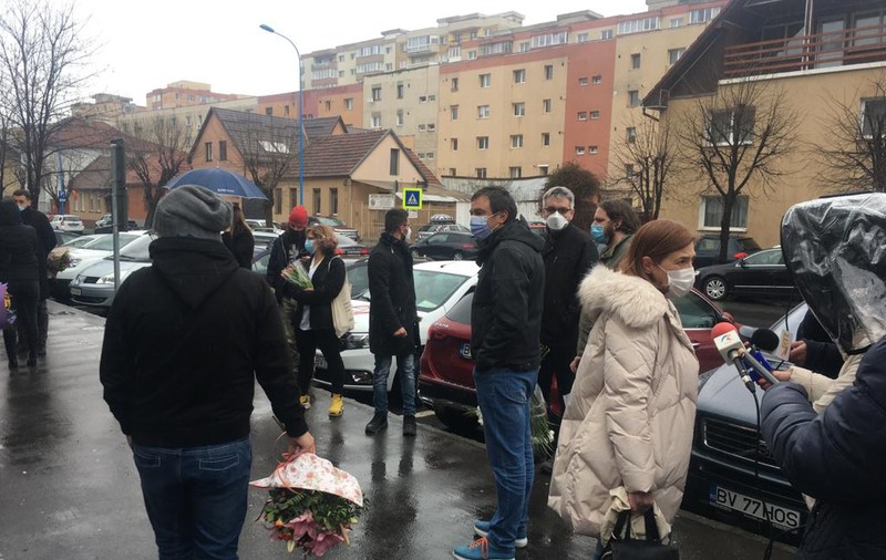 Andreea Moldovan a fost aşteptată cu flori la Spitalul de Boli Infecţioase din Braşov