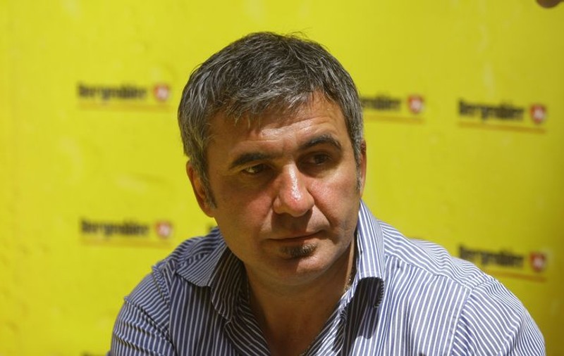 Hagi refuză Steaua: "Nu mă mişc de la Academie" 