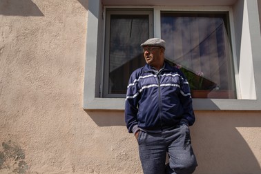 Deși vecinii lui au fost internați cu COVID-19, acest bărbat nu crede în teste