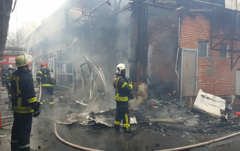 VIDEO | Incendiu puternic în Piața Veteranilor din București. Au ars mai multe magazine de haine. Anunțul primarului sectorului 6