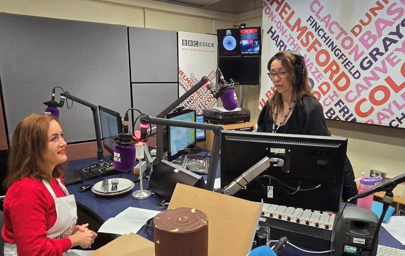 Nicoleta, o româncă din Anglia, invitată la BBC datorită unei prăjituri: „M-au întrebat dacă tortul meu Bruce chiar există”
