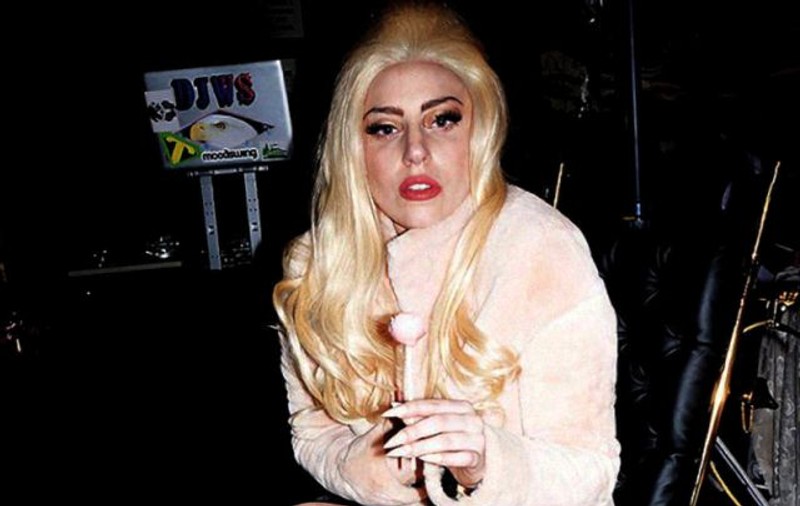 Lady Gaga, scaun cu rotile poleit cu aur de 24 de carate - FOTO 