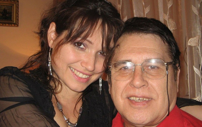 FOTO EXCLUSIV/ Marius Țeicu își înmormântează fiica în cavoul familiei. Nu s-a despărțit nici o clipă de trupul neînsuflețit