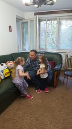 Ștefan Florescu cu cele două fine ale sale, fetele fostei starețe