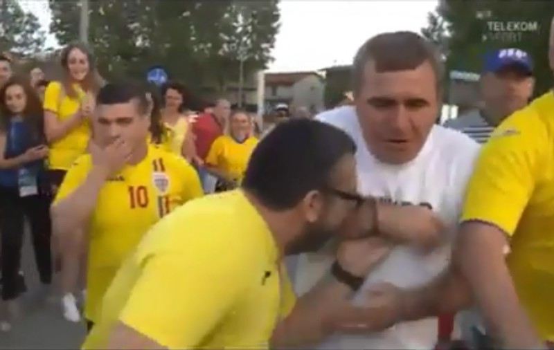 VIDEO | Gică Hagi este tratat ca un rege de fanii români prezenți la Euro 2019 de tineret. Un fan i-a pupat mâna