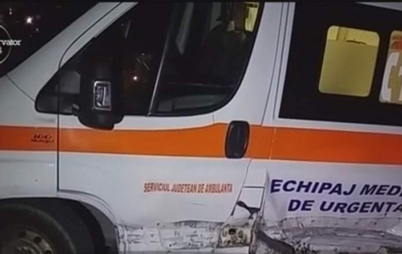 Ambulanţă implicată într-un accident grav, în Mehedinţi. Patru oameni au fost transportați la spital
