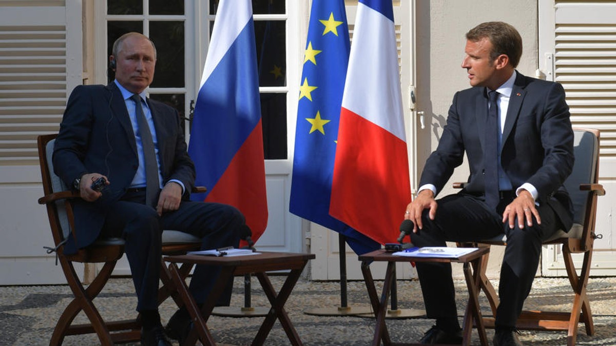 Vladimir Putin și Emmanuel Macron