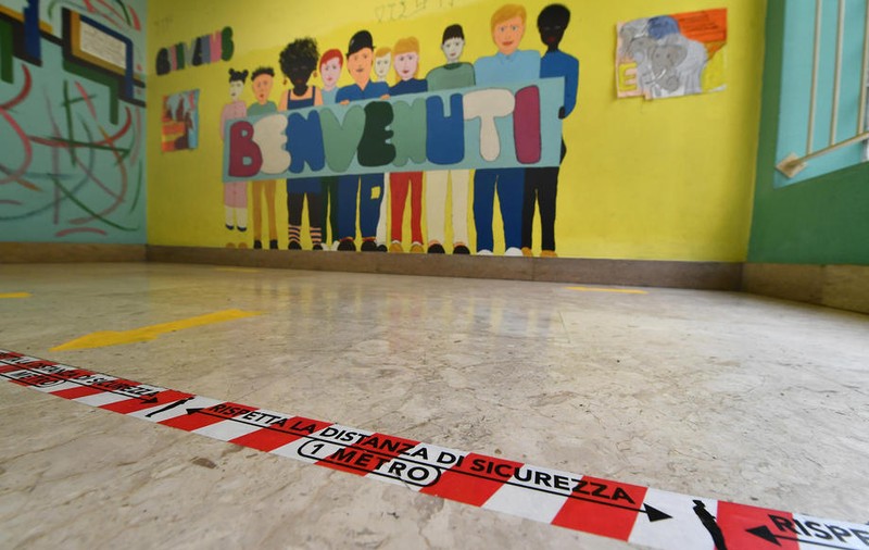 Școala începe în Italia cu 5.000 de clase nou create, 5.000 de clase vechi mărite şi purtarea obligatorie a măştii