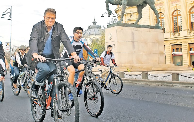 Am avut președinte-jucător, acum avem președinte-bucătar | Klaus Iohannis își răsfață soția cu salate și preparate din pește | EXCLUSIV