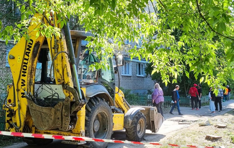 Un român a fugit cu un excavator de pe un șantier din Belgia și l-a abandonat pe câmp: „Tot furt e!”