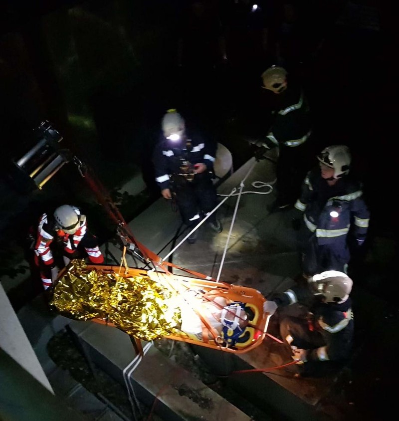Bărbatul român a fost găsit de pompieri în stare gravă pe terasa unei clădiri
