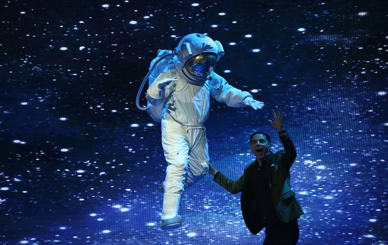 Vedeta care se deghizează într-un astronaut, la "Scena misterelor".  "Am zis că mor acolo" | FOTO