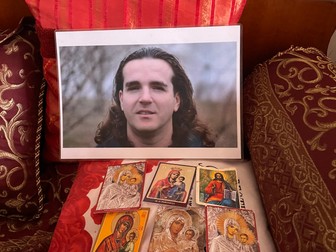 Fotografia cu Alexandru Găzdac, în casa părinților săi