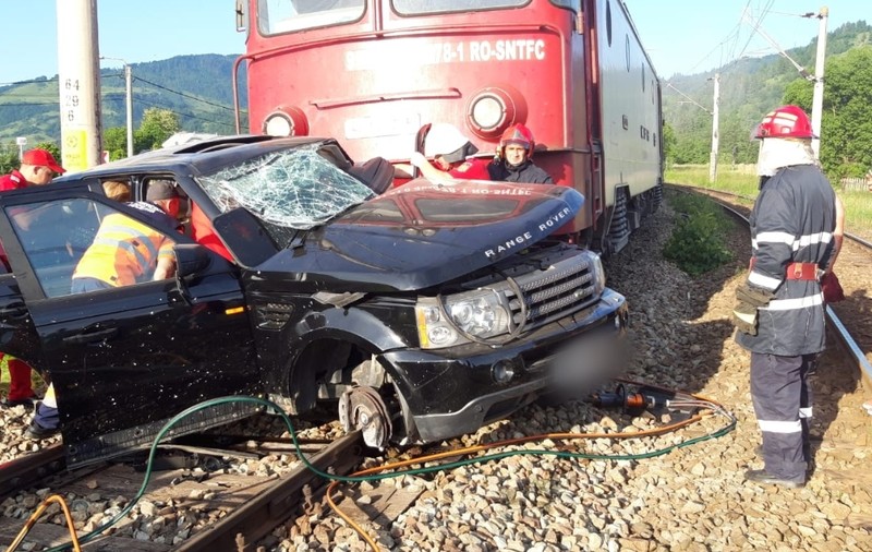 O mașină a fost lovită de tren la Câmpulung Moldovenesc. Șoferul e în stare gravă