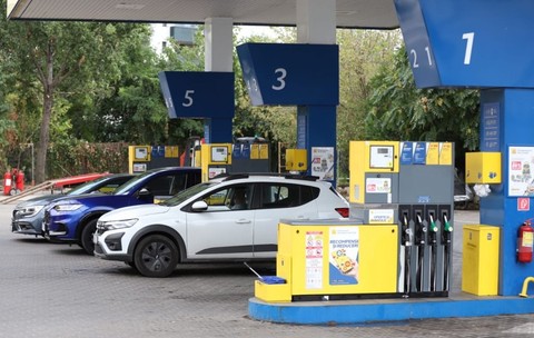 Mai multe mașini, într-o stație de alimentare Petrom din București. Foto: Libertatea/ Dumitru Angelescu