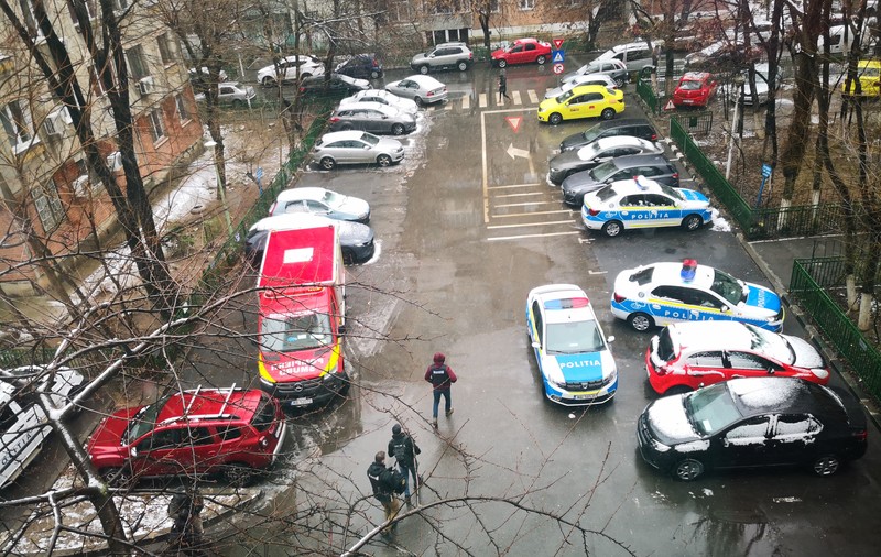 Intervenție cu mascații în Capitală, în cazul unui bărbat care s-a închis în casă și ar fi încercat să-și provoace răni