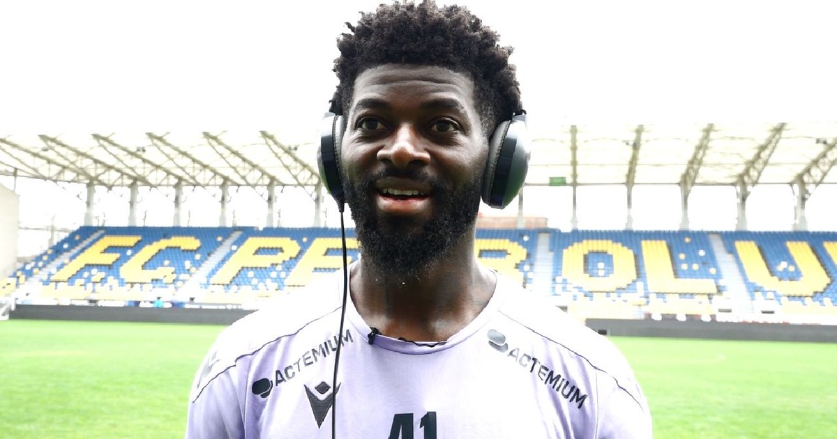 Cu cășțile pe urechi, Onguene prezintă știrea transferului la Petrolul
