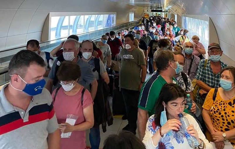 Sute de pasageri pe Aeroportul Otopeni, înghesuiți în tunel la intrarea în România. Doar doi reprezentanți DSP le iau declarațiile