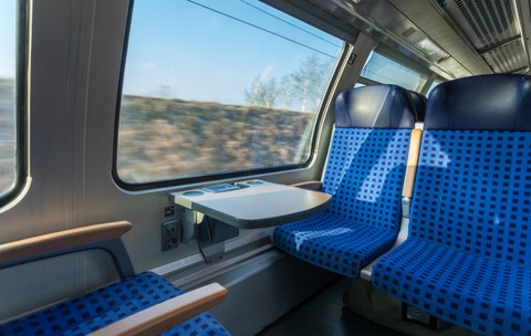 Interiorul unui tren cu scaune albastre