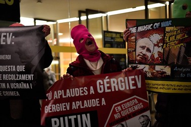 Membri ai asociației „Russia Tomorrow” țin pancarte în timpul unui protest față de regimul președintelui rus, la intrarea în Auditoriu, unde concerta dirijorul rus Valeri Gherghiev, la Barcelona, la 1 februarie 2022 | Foto: Profimedia