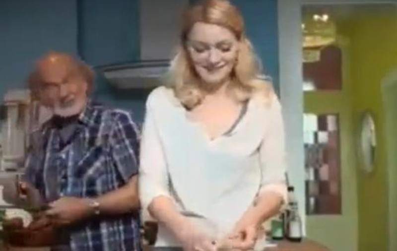VIRALUL ZILEI | IPad în bucătărie: momentul în care o tânără ajunge în pragul apoplexiei când vede cum o ajută bunicul la gătit | VIDEO